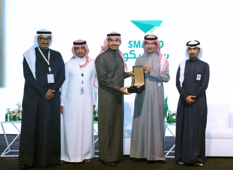 hdd معالي نائب وزير الموارد البشرية والتنمية الاجتماعية لقطاع العمل يكرّم الرئيس التنفيذي لشركة سماسكو