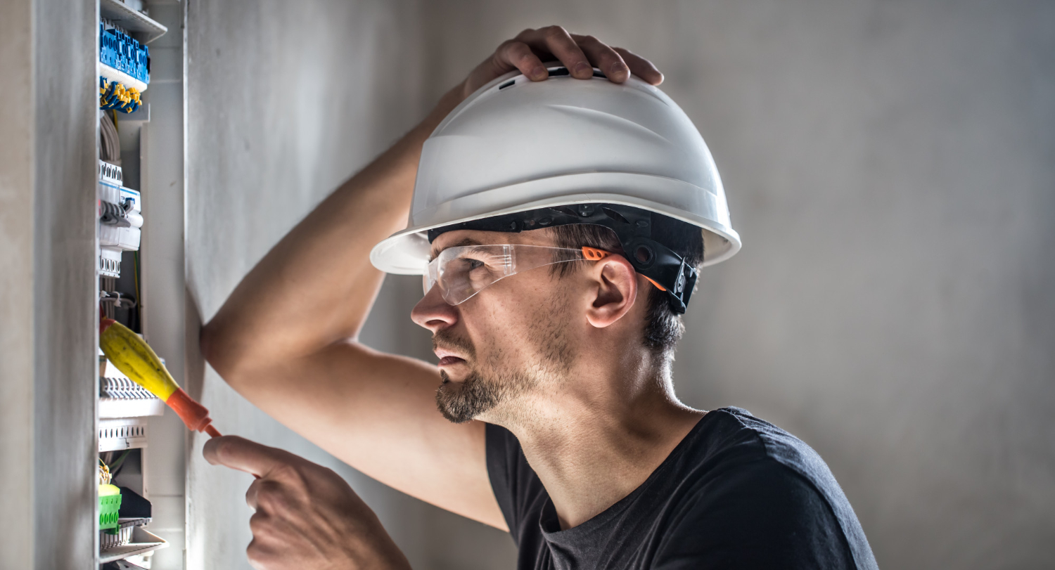 كيف تتعرّف على الفني الكهربائي المحترف وتُوظِّفه في الموقع المناسبة skilled technicians 3