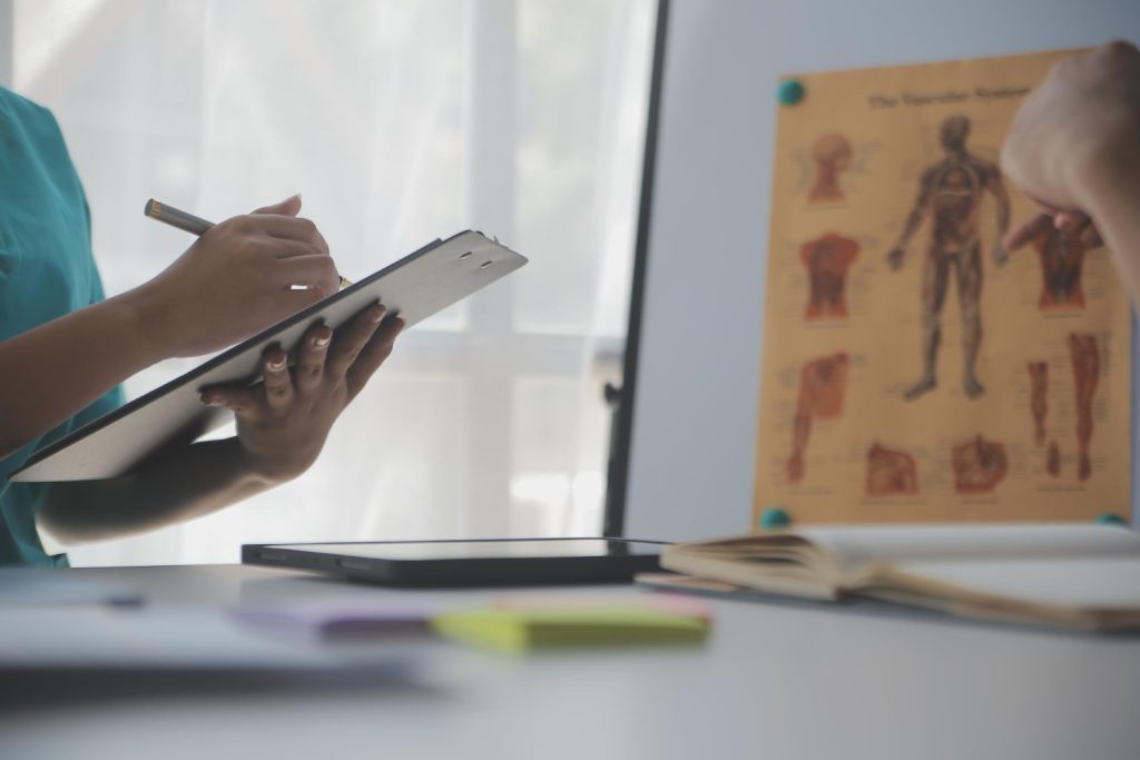 ما هي الحلول المقترحة لعقبة امتحان (SCFHS) التي تقف أمام توظيف العاملة الإندونيسية المتخصصة بالتمريض في القطاع الصحي، لتجنب اتجاه هذه الكفاءات إلى القطاع المنزلي؟